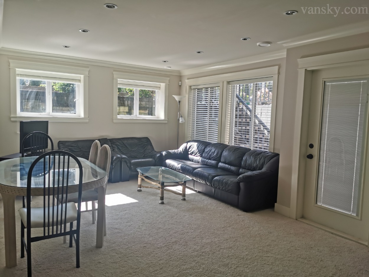 220412121814_living room.jpg